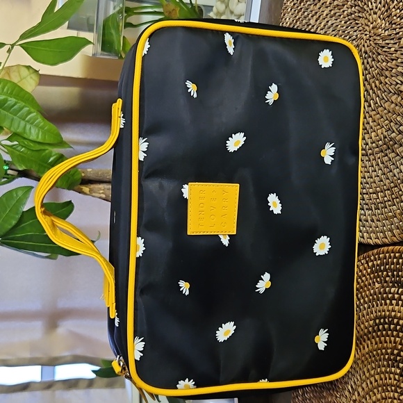 Tender Love + Carry Toiletry Weekender Bag with Hanger - Daisies - Picture 1 of 8